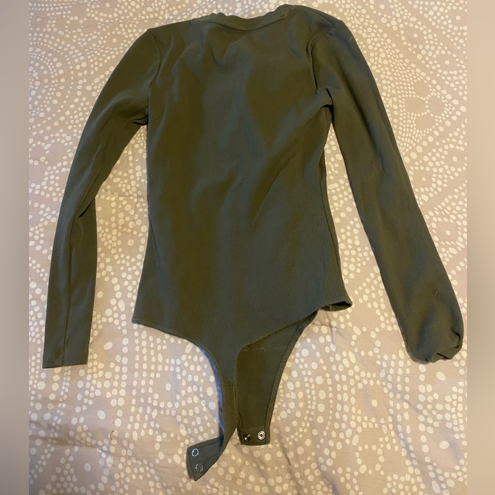 Nuuds ribbed bodysuit size small in color olive